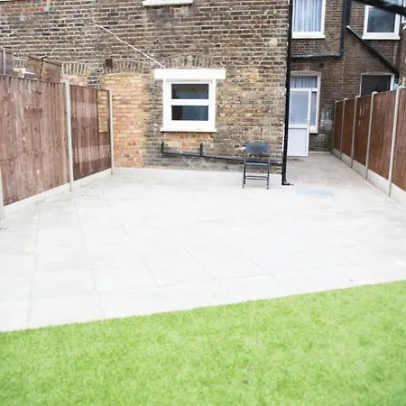Cricklewood Deluxe Ensuite Guest house London