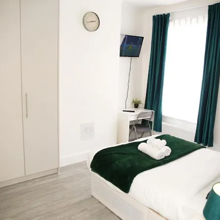 Cricklewood Deluxe Ensuite