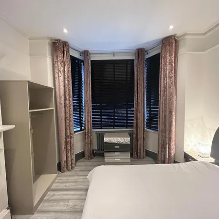 In Modernised Victorian House Guest house Croydon