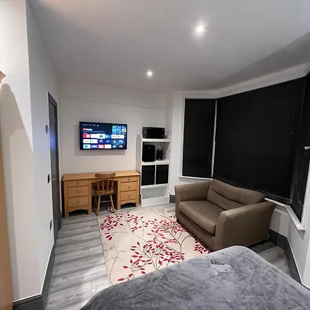 Guest house In Modernised Victorian House Croydon