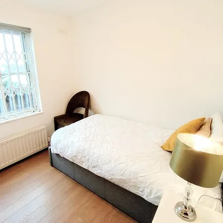 Thames-border Apartment *