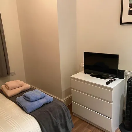 Notting Hill Next Door Bedroom In The Share Flat * 伦敦