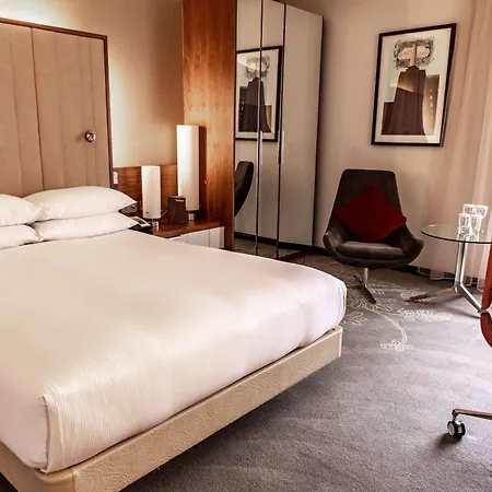 Hilton London Heathrow Airport Terminal 5 4* Hillingdon