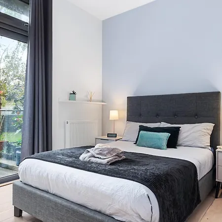 Trendy 2 Bed Flat In Greenwich With Car Parking *