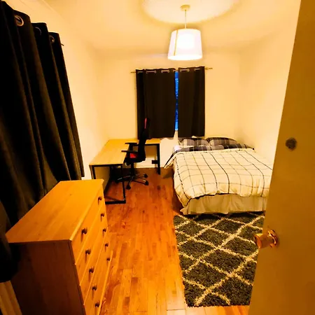Edwardian 4 Bedrooms With 4 Bathrooms Townhouse, Next To Underground, Accommodates 10 People Holiday home
