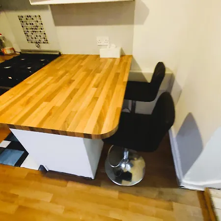 Holiday home Edwardian 4 Bedrooms With 4 Bathrooms Townhouse, Next To Underground, Accommodates 10 People London