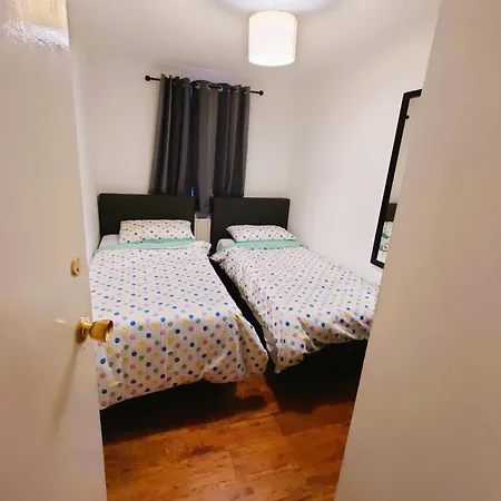 Casa de Férias Edwardian 4 Bedrooms With 4 Bathrooms Townhouse, Next To Underground, Accommodates 10 People