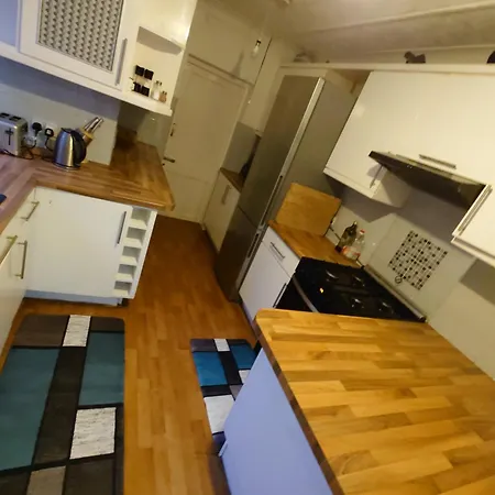 Edwardian 4 Bedrooms With 4 Bathrooms Townhouse, Next To Underground, Accommodates 10 People * London