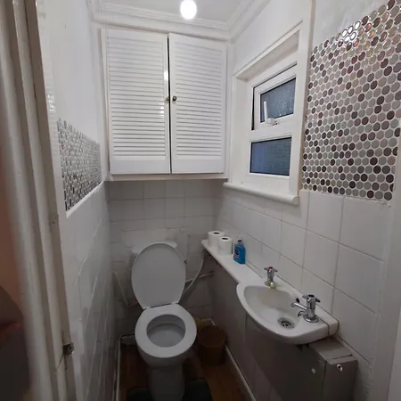 Edwardian 4 Bedrooms With 4 Bathrooms Townhouse, Next To Underground, Accommodates 10 People Holiday home London