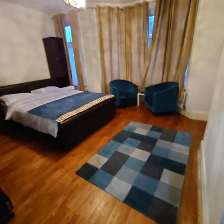 Edwardian 4 Bedrooms With 4 Bathrooms Townhouse, Next To Underground, Accommodates 10 People Holiday home London