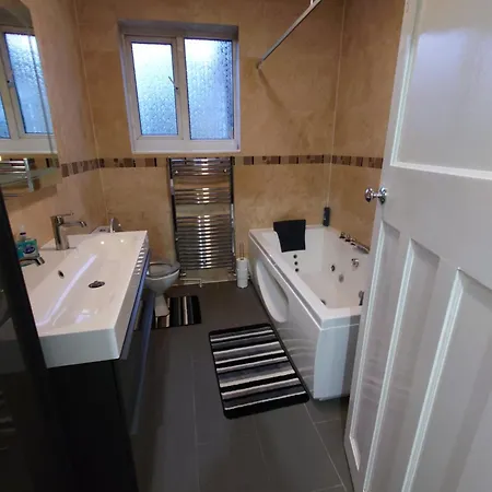 Edwardian 4 Bedrooms With 4 Bathrooms Townhouse, Next To Underground, Accommodates 10 People *