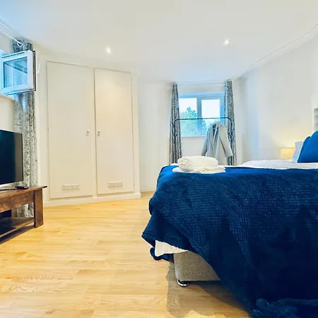 Sutton - Ground Floor Flat By The High Street Apartment