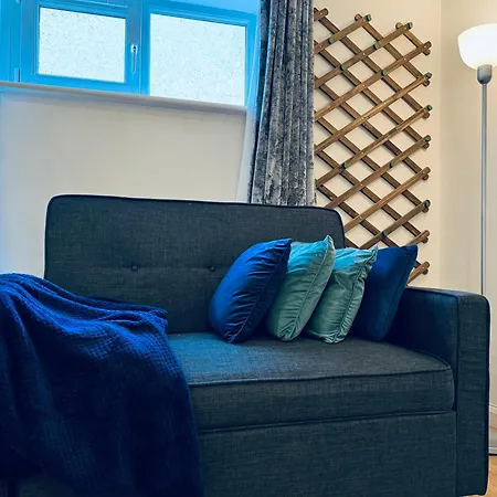 Sutton - Ground Floor Flat By The High Street Apartment
