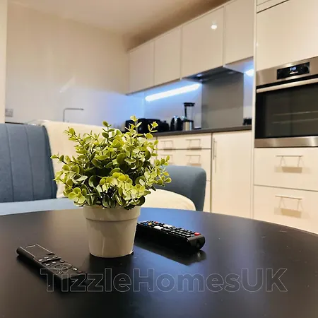 Tizzlehomesuk * London