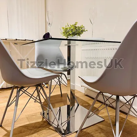 Tizzlehomesuk Apartment *