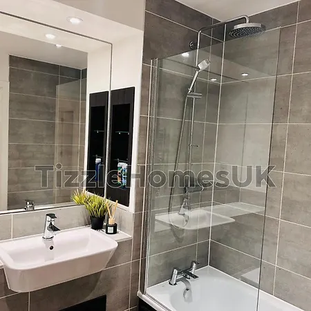Apartment Tizzlehomesuk London
