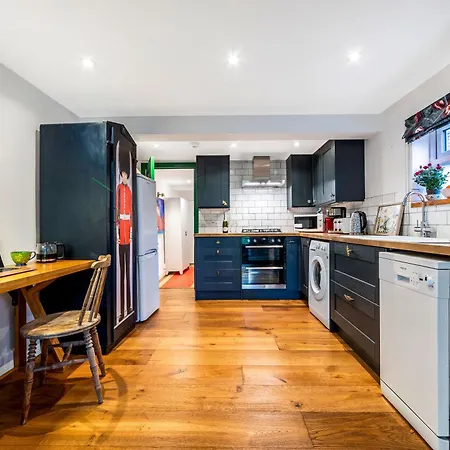 Garden With Parking Apartment London