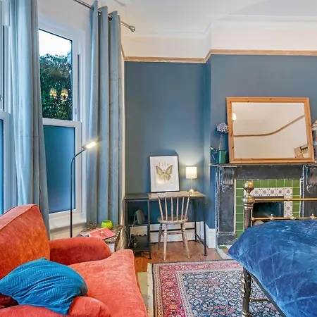 Garden With Parking Apartment London