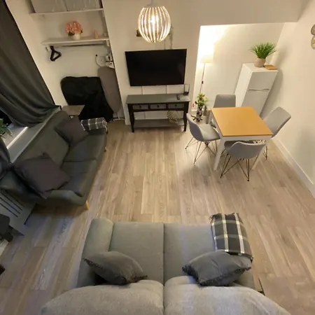 Cold Harbour Entire 3 Bed House - Free Parking *