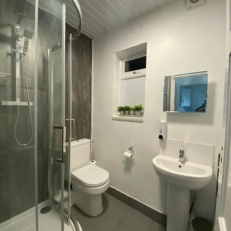 Cold Harbour Entire 3 Bed House - Free Parking *
