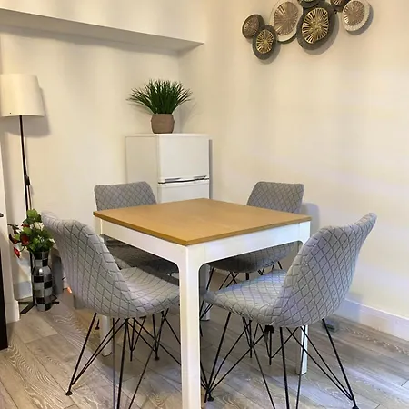 Cold Harbour Entire 3 Bed House - Free Parking Holiday home