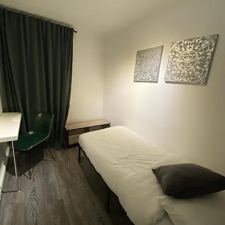 Cold Harbour Entire 3 Bed House - Free Parking