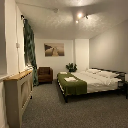 Cold Harbour Entire 3 Bed House - Free Parking