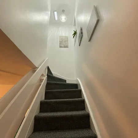 Cold Harbour Entire 3 Bed House - Free Parking Croydon
