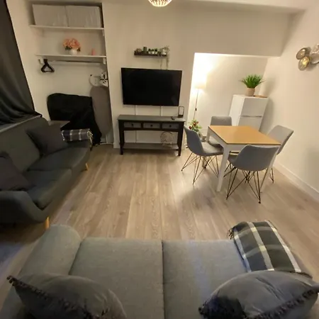 Cold Harbour Entire 3 Bed House - Free Parking *