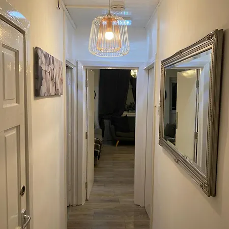 Cold Harbour Entire 3 Bed House - Free Parking