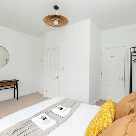 Spacious 4br 3-storey Townhouse In Lively Deptford London