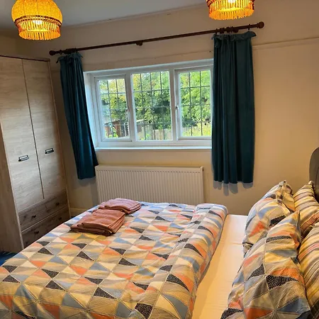 3 Bedroom House With Garden In London Cheam
