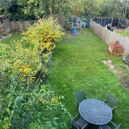 3 Bedroom House With Garden In London