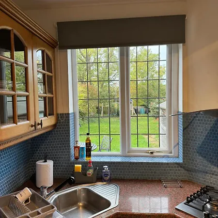 3 Bedroom House With Garden In London *