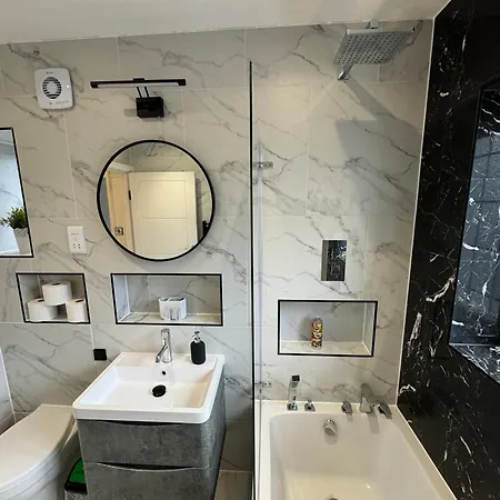 3 Bedroom House With Garden In London *