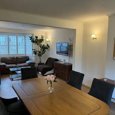 3 Bedroom House With Garden In London Apartment *