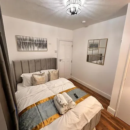 Luxury In Prime Location Apartment *