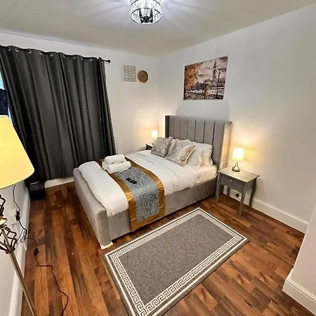 Luxury In Prime Location Apartment *