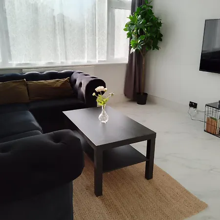 With Free Parkings, Surbiton, Kingston Upon Thames, Surrey, Greater London Uk Holiday home Surbiton