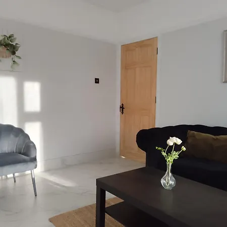 With Free Parkings, Surbiton, Kingston Upon Thames, Surrey, Greater London Uk Holiday home Surbiton