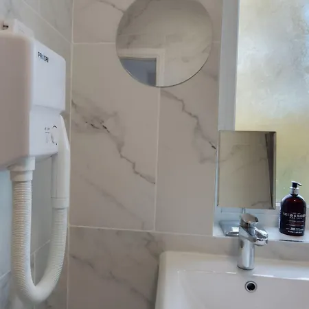 Holiday home With Free Parkings, Surbiton, Kingston Upon Thames, Surrey, Greater London Uk