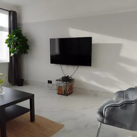 Holiday home With Free Parkings, Surbiton, Kingston Upon Thames, Surrey, Greater London Uk *