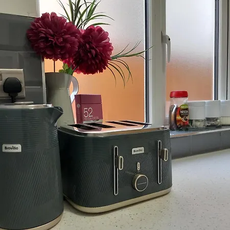 Holiday home With Free Parkings, Surbiton, Kingston Upon Thames, Surrey, Greater London Uk *