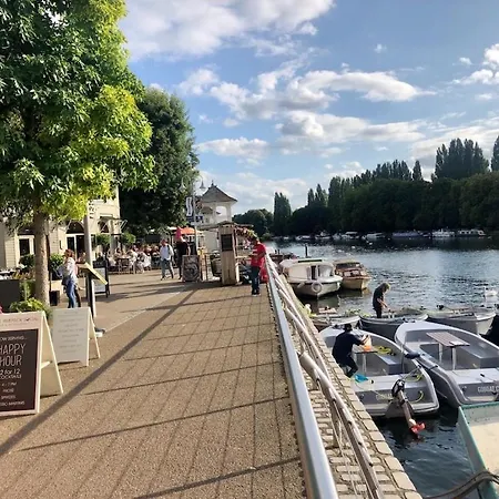 With Free Parkings, Surbiton, Kingston Upon Thames, Surrey, Greater London Uk * Surbiton