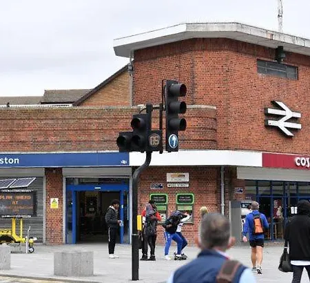 With Free Parkings, Surbiton, Kingston Upon Thames, Surrey, Greater London Uk * Surbiton