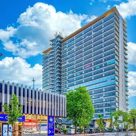 With Free Parkings, Surbiton, Kingston Upon Thames, Surrey, Greater London Uk Holiday home Surbiton