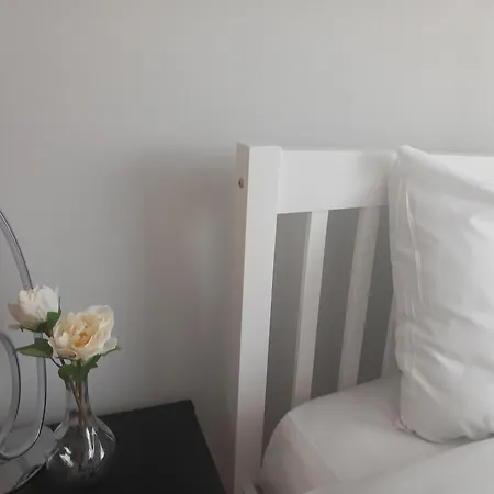 Holiday home With Free Parkings, Surbiton, Kingston Upon Thames, Surrey, Greater London Uk *