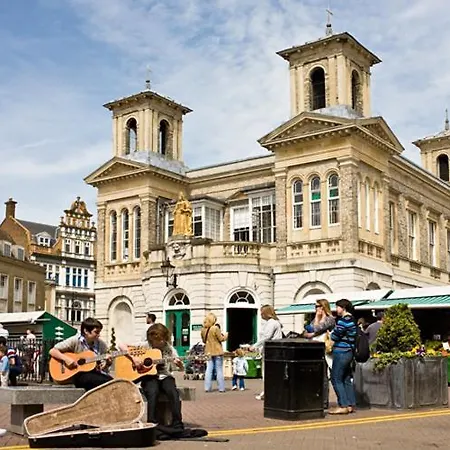 Holiday home With Free Parkings, Surbiton, Kingston Upon Thames, Surrey, Greater London Uk
