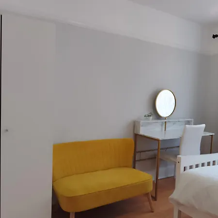 With Free Parkings, Surbiton, Kingston Upon Thames, Surrey, Greater London Uk Holiday home