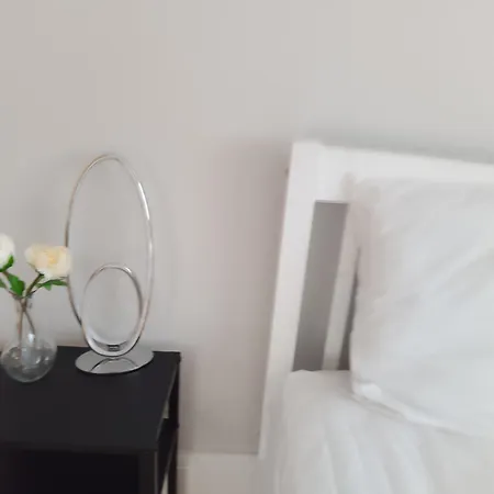 With Free Parkings, Surbiton, Kingston Upon Thames, Surrey, Greater London Uk *